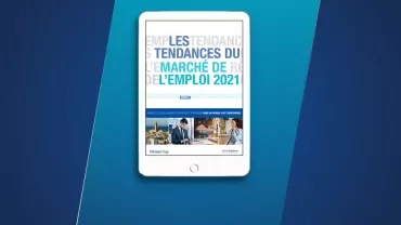 Tablette affichant un rapport sur les tendances du marché de l'emploi 2021.