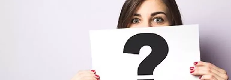 Personne tenant un panneau avec un point d'interrogation.