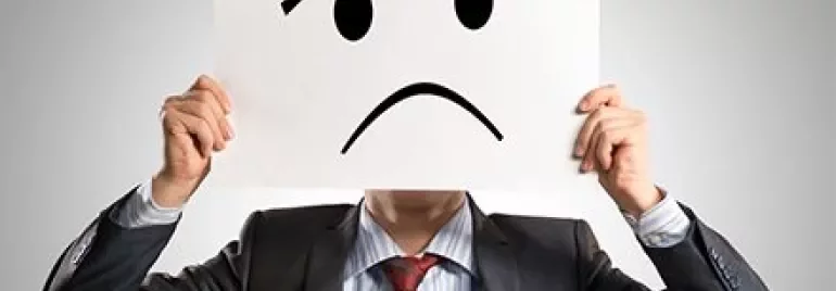 Personne tenant un papier avec visage triste