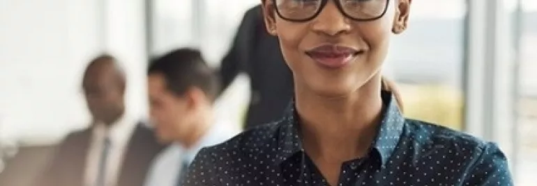 Personne souriant dans un environnement de bureau moderne.