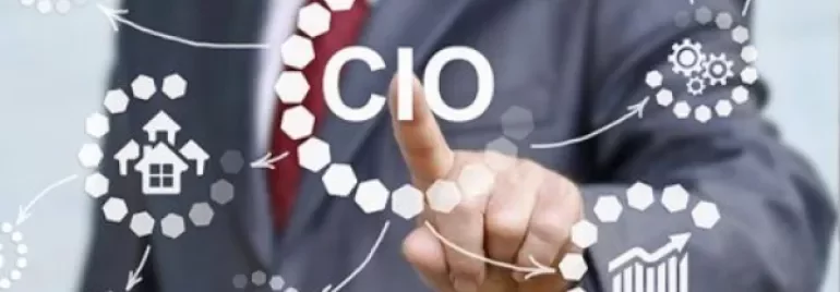 Personne touchant un écran virtuel avec 'CIO' et des icônes technologiques.