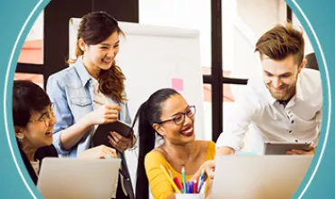 Groupe de collègues collaborant dans un bureau lumineux