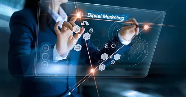 Personne interagissant avec un hologramme de marketing numérique.